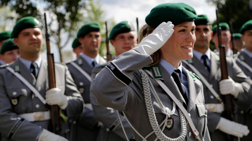 „Gleiche Rechte, gleiche Pflichten, gleiche Chancen“: Endlich gleichberechtigt töten? © Bundeswehr/Arno Kehrberg